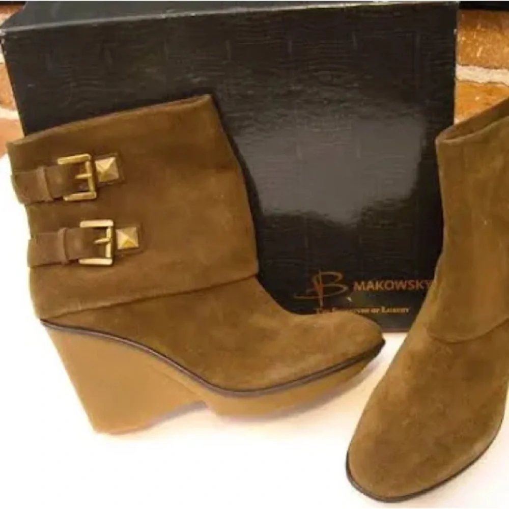 B.Makowsky Nayla Brown Suede Buckle Cuff Pull On Ankle Wedge Boots - Picture 1 of 2